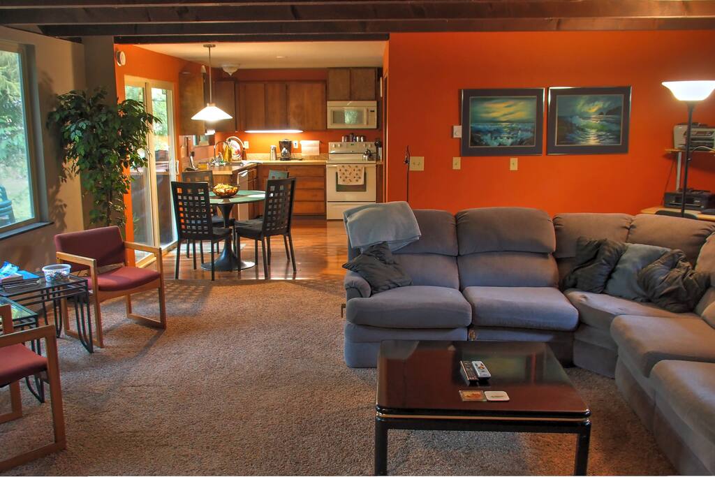Large family room. Great for family reunions.