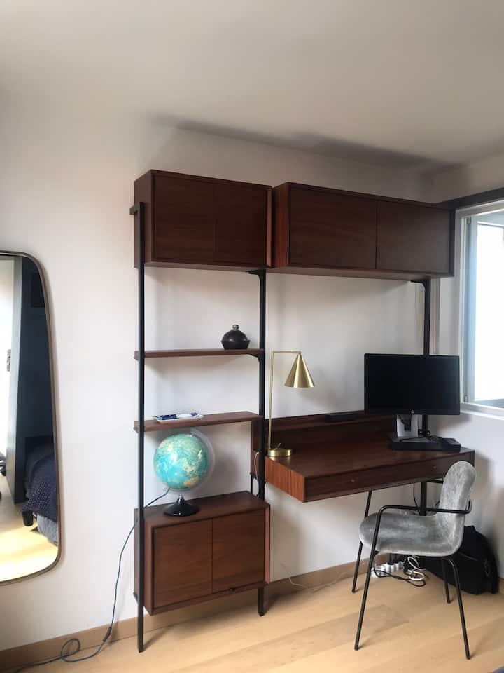 Nafasi ya ofisi - chumba kidogo cha kulala 1 kwenye ghorofa ya chini - chumba na dirisha kwenye sebule ndogo (mwongozo kipofu) na dirisha kwenye mtaro upande wa mashariki ( mapazia) - kitanda cha 160 kwa kulala watu 2 - au kusukuma nyuma kitanda chini ya chumba cha kuvaa samani ili kufanya sofa - Hakuna shutter 