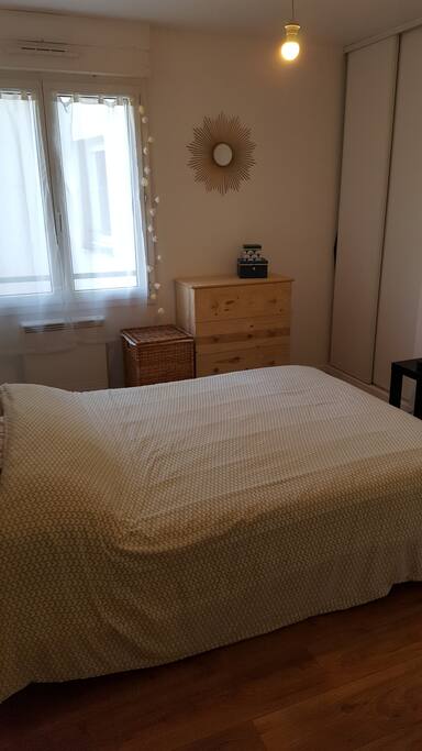 Chambre donnant sur cour intérieure : très calme ! :)