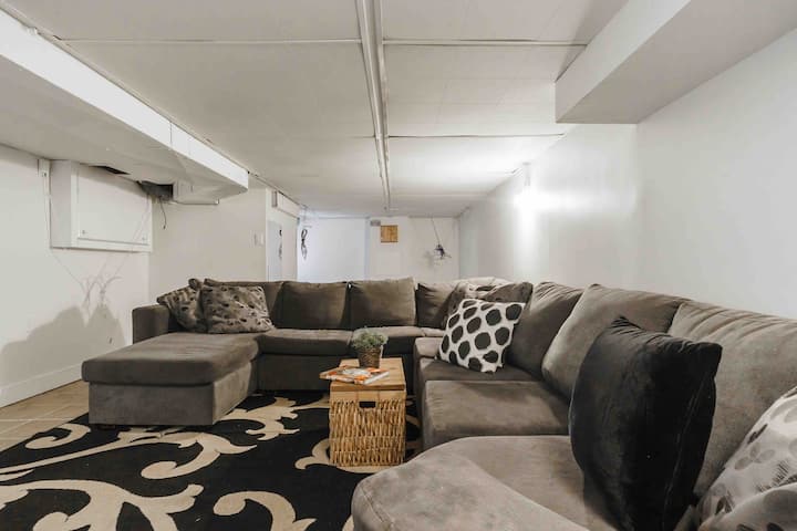 Სარდაფის ქვედა ნაწილში არის სმარტ-ტელევიზორი, თამაშები, საბავშვო სათამაშოები და საჭიროებისამებრ დასაძინებელი დამატებითი სივრცეები. Სრული სარეცხი ოთახი დაბლა. 