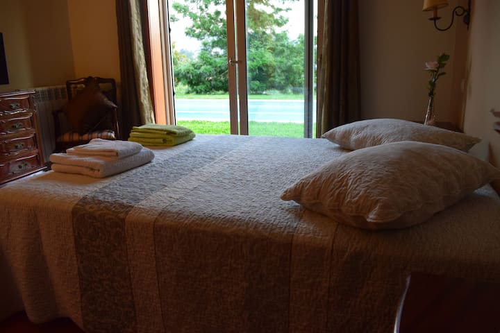 Suite with en suite bathroom