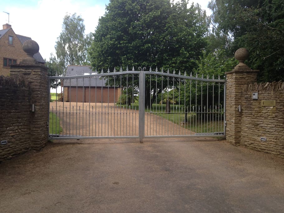 Electric entry gates