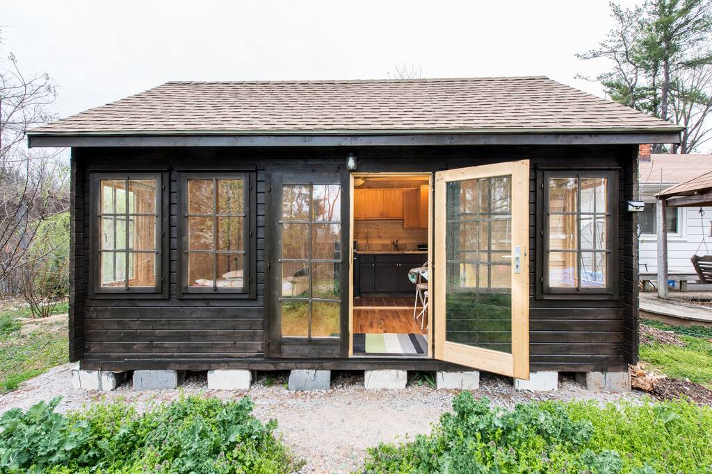 Hidden Cabin Among the Orchard, 5 Minutes To Metro Cabins for Rent in