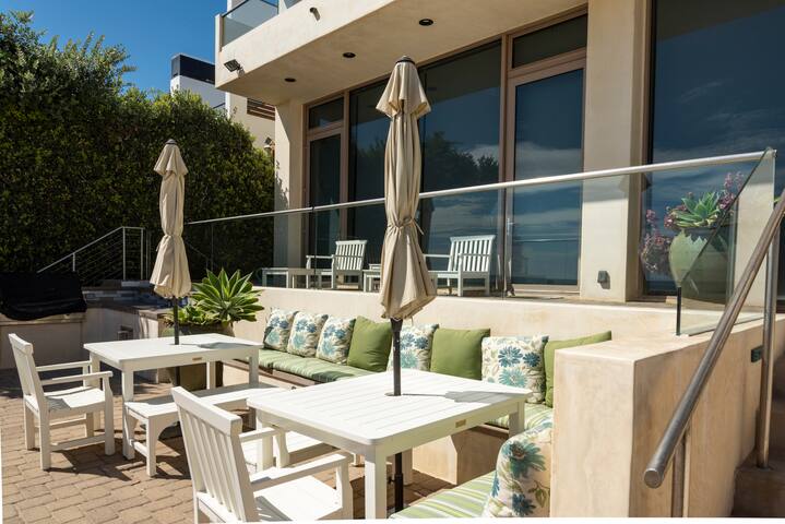 Luxury Malibu Beach Front Home gallery image 2