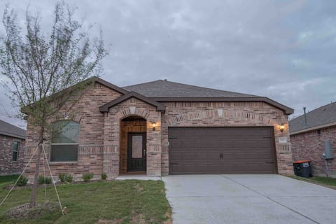 Spacious, Modern, 2 KING beds FREE Wi-Fi & parking