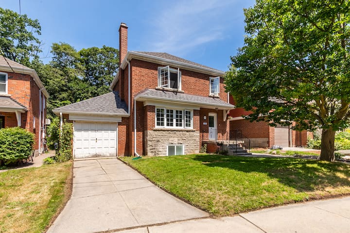 Ravine Haus-Calm cul de sac in a ravine park