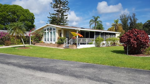 Large House Convenient to Beaches and shopping