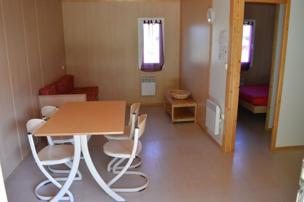 Pièce de vie, canapé, tv