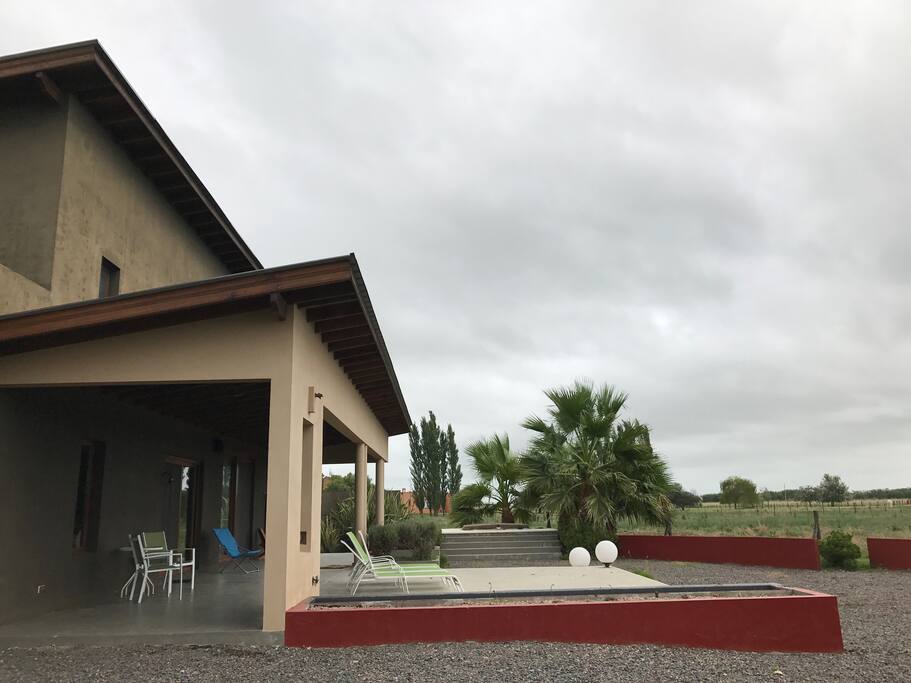 jacuzzi exterior con asoleadero