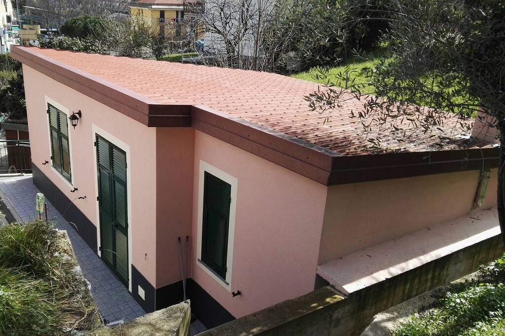 Esterno della casa, immersa nel verde