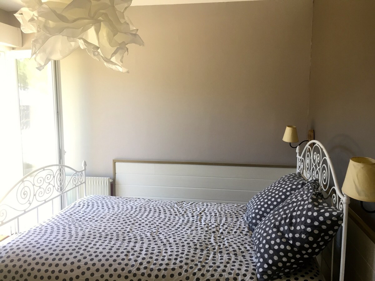 Spálňa 2, manželská posteľ (130 x 190) s výhľadom na drevenú terasu pred domom.
Posteľná bielizeň a uteráky nie sú k dispozícii.