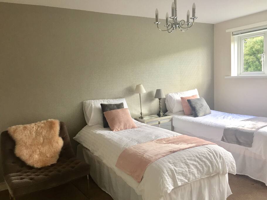 Have a good night's sleep in this cosy and comfy twin-bedroom