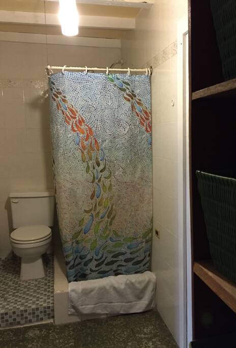 Simple clean bathroom. Soap shampoo+fresh towels provided.