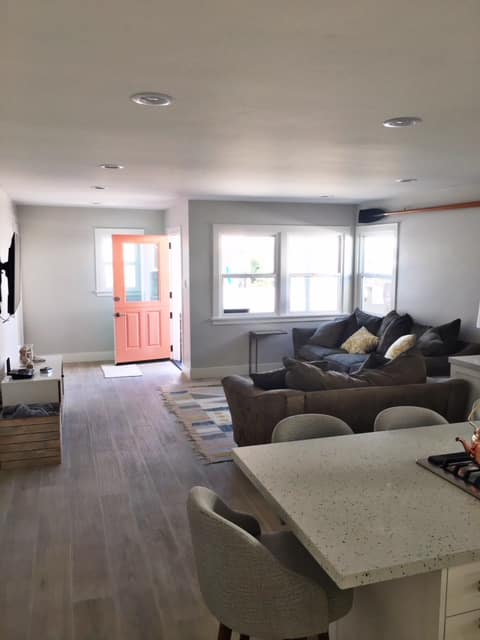 Remodeled beach home, sleeps 6-8. Steps to ocean