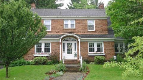 Scheller House Downtown - 2600 ft.² - 4 br -1920’s