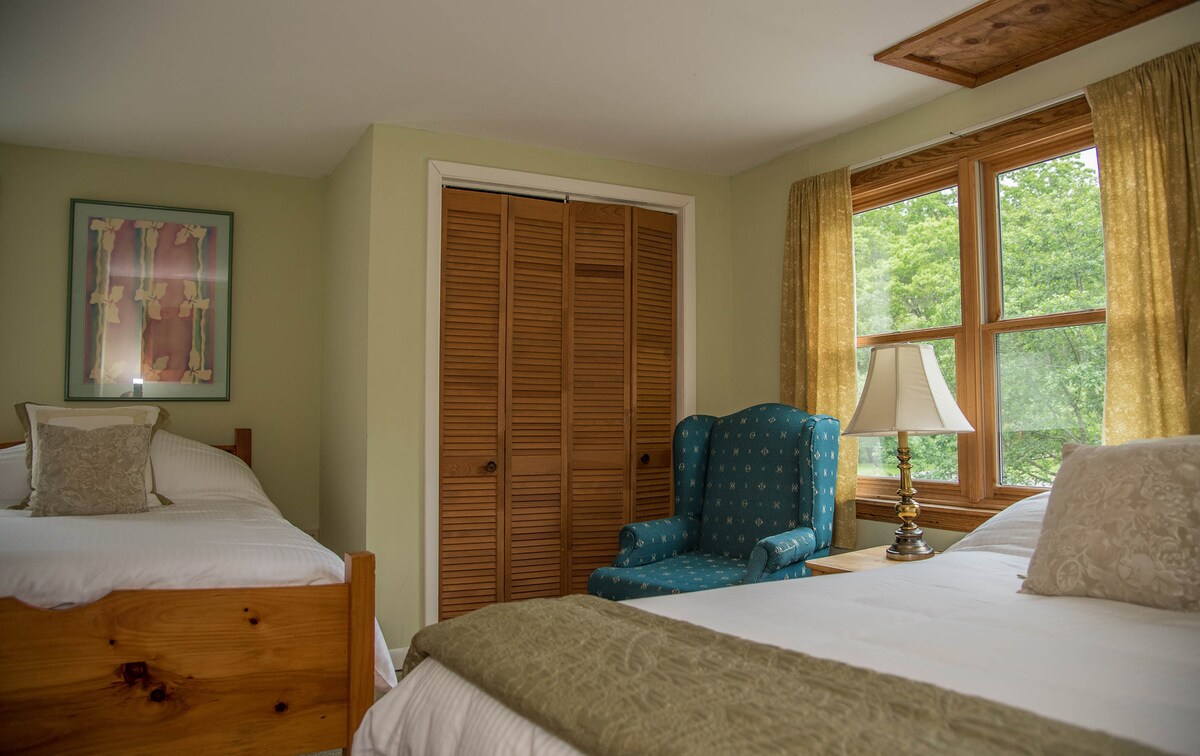 卧室1 ：一张标准双人床，一张双人床