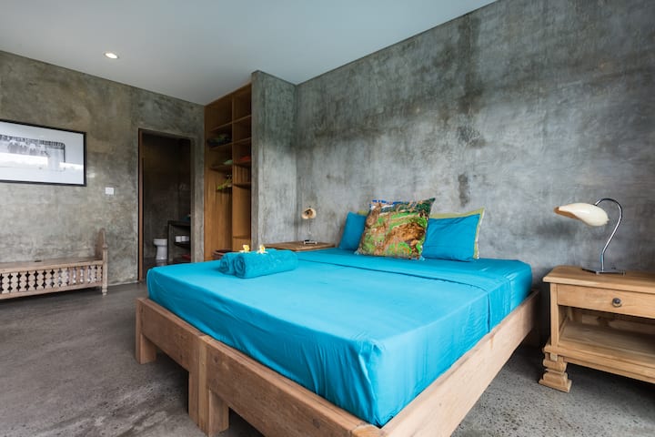 Bračni krevet (širine 180 - 200 cm) može se pretvoriti u dva kreveta za jednu osobu (širine 180 - 200 cm)...
