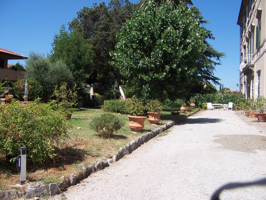 il giardino col viale d'accesso privato
