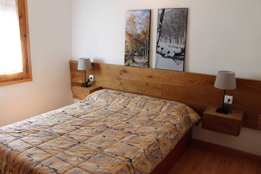 Cama matrimonio y sábanas