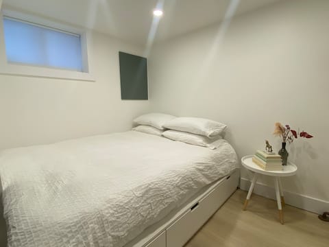 Top performing Airbnb: Bright, Quiet Studio Near Hospitals & Queen’s in Frontenac