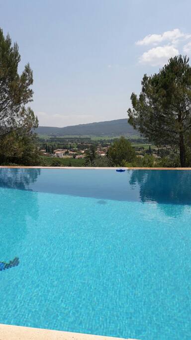 vue de la piscine a débordement