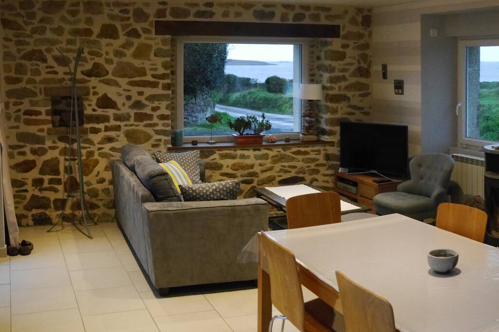 Vue de la pièce principale avec une vue imprenable sur la mer et sur la chapelle de Broennou quand vous serez installés dans le canapé
