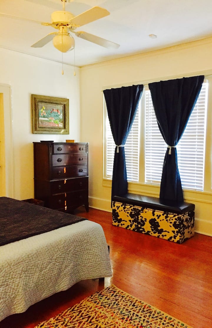 ห้องนอนคิงไซส์มีท้ายรถพร้อมผ้าห่มนวม 