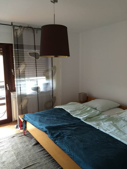 Doppelschlafzimmer mit überdachtem Balkon nach Süden