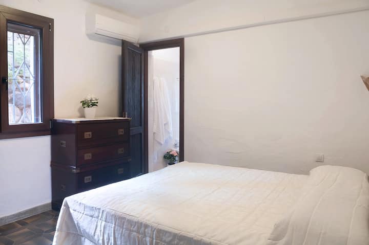 Camera da letto con bagno privato e vista giardino.
Camera da letto con bagno privato e vista sul giardino.