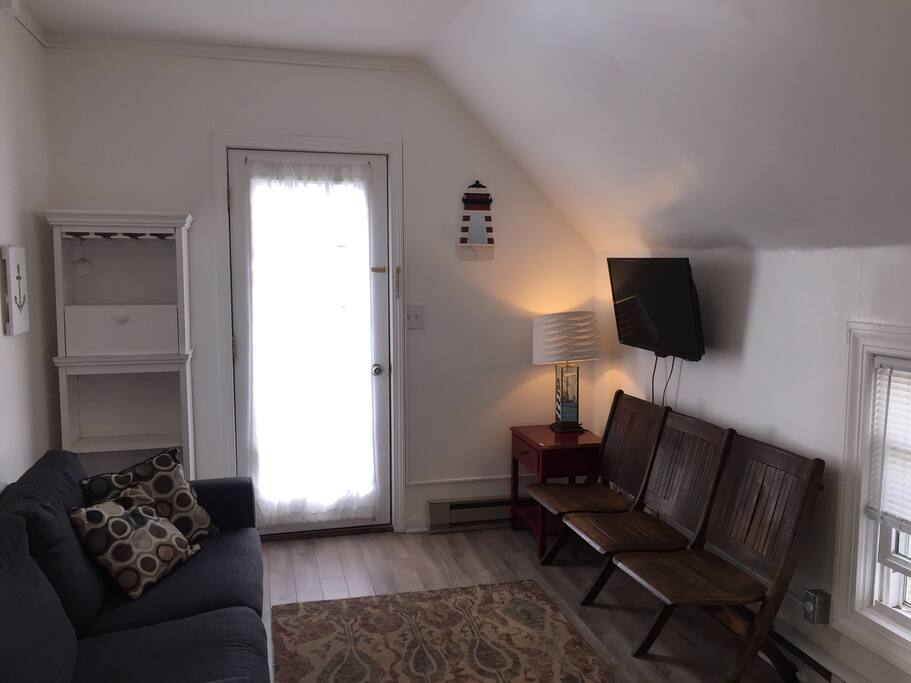 Living Room w/streaming & cable TV