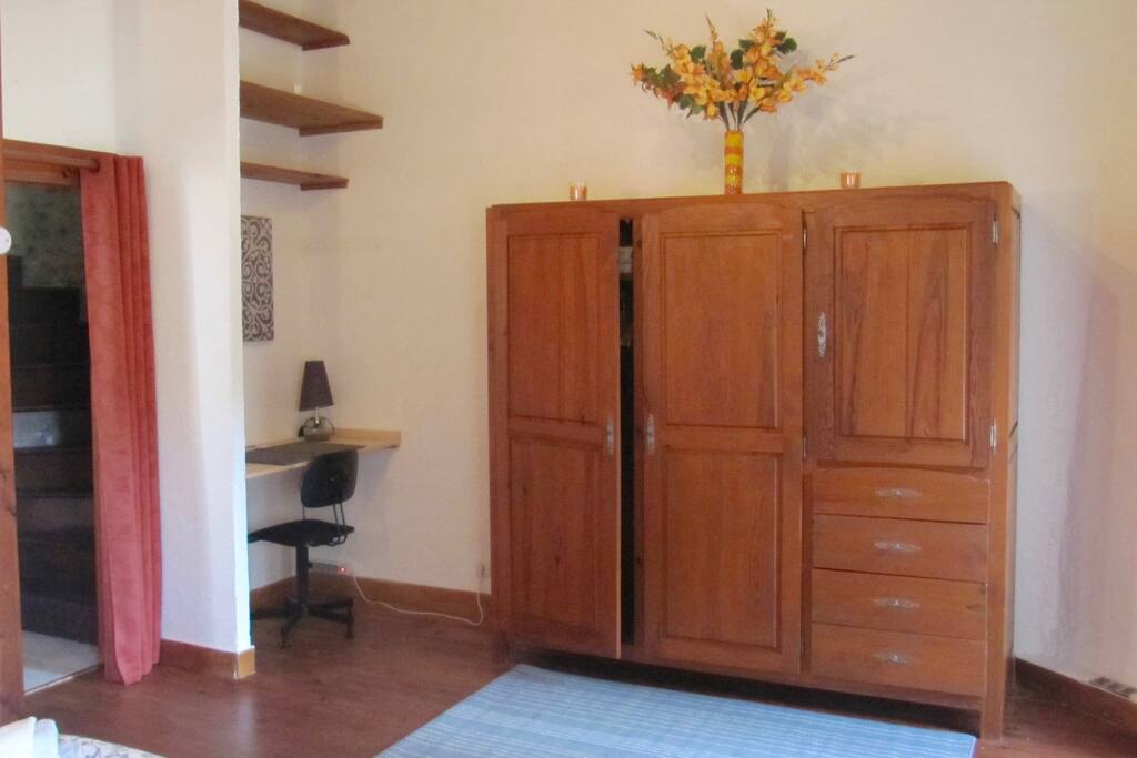 Niveau 2 - Chambre 1 : 20m2 avec lit deux places 140x190, 2 chevets, armoire et penderie et un bureau. Accès privatif au balcon avec vue sur jardin. Salle de bain sur le palier comprenant une baignoire, une double vasque, un toilette et un bidet.