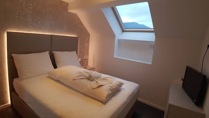 Chumba kilicho na kitanda cha watu wawili 
Chumba cha kulala chenye kitanda
cha watu wawili Chumba cha kulala chenye kitanda cha watu wawili 