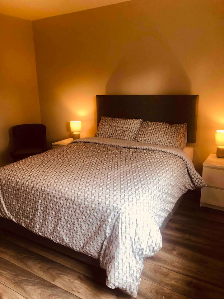 King ukubwa kitanda en suite na kura ya nafasi chumbani