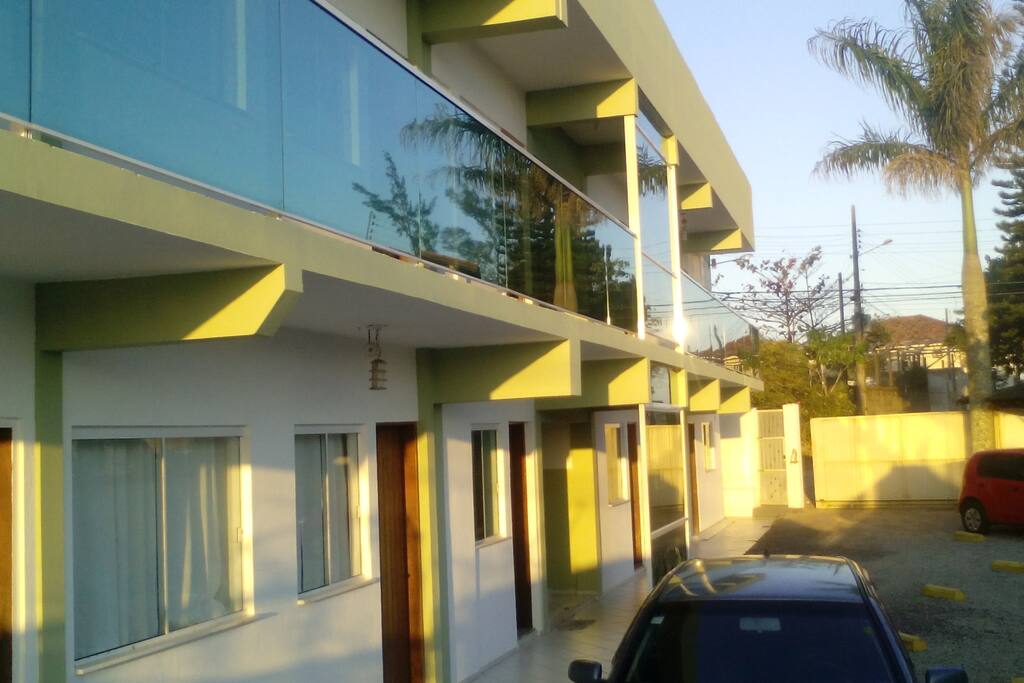 fachada do prédio. Do portão que você vê nessa foto você já sai no acesso a praia. Do portão a praia são aproximadamente 50 metros.