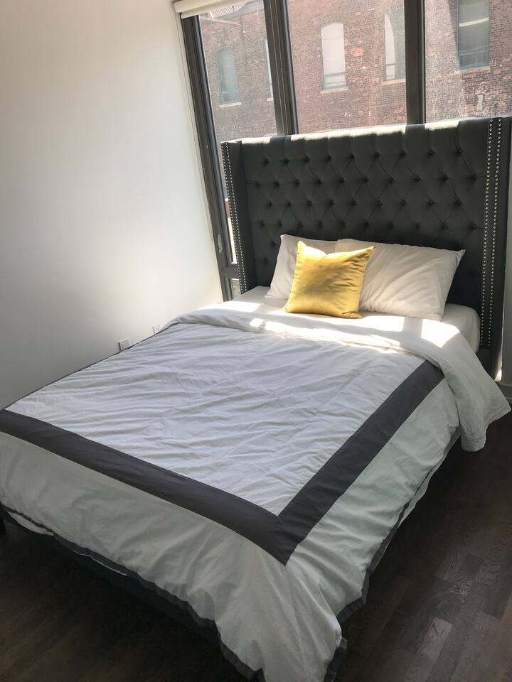 Krevat dopio "Queen" në dhomën kryesore të gjumit