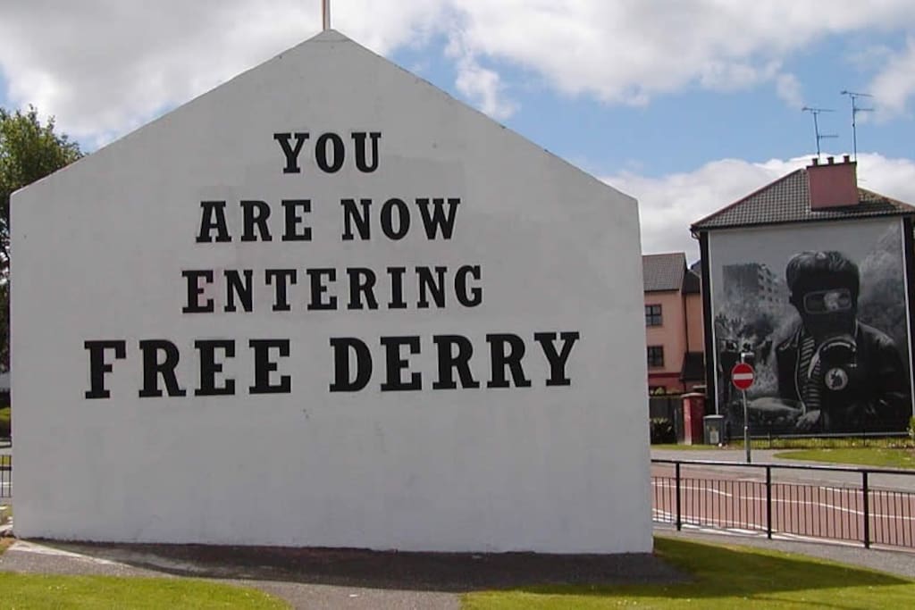Free Derry Wall 20 metres away.
This property is situated in the famous 'Bogside' area of the city. Surrounded by world famous murals, and only a few footsteps away from the city centre, this is an ideal location for those wanting to enjoy their city break!