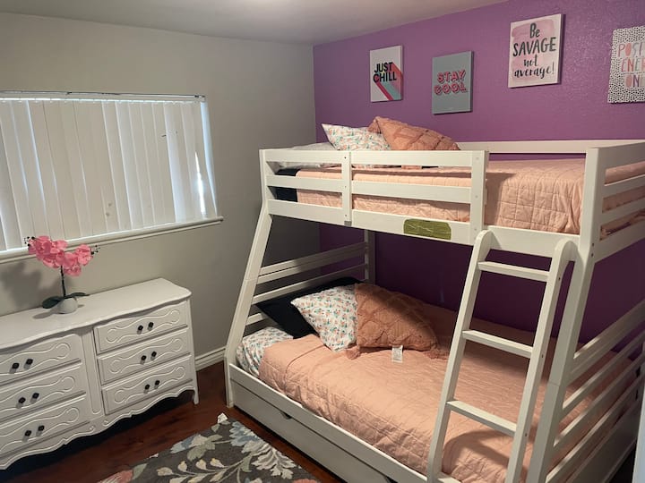 Მეორე საძინებელი ორსართულიანი საწოლის ზედა ნაწილით არის ორადგილიანი შუა ნაწილი, რომლის ქვეშაც არის კიდევ ერთი ორადგილიანი