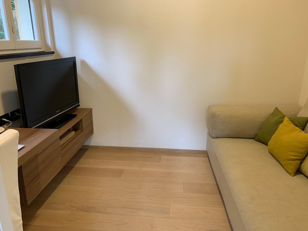 ห้องดูทีวีพร้อมโซฟาปรับนอน