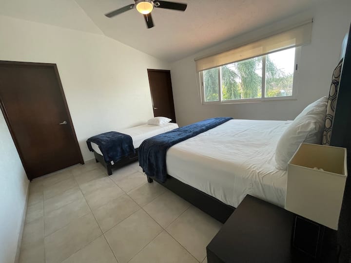 1号卧室配有加大双人床和独立床+全功能卫生间 