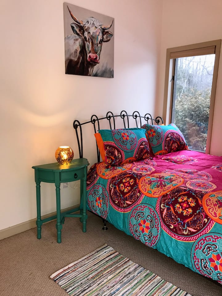 spálňa s manželskou posteľou Queen