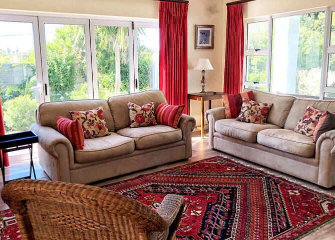 Luxury living on the Avenue gallery image 2