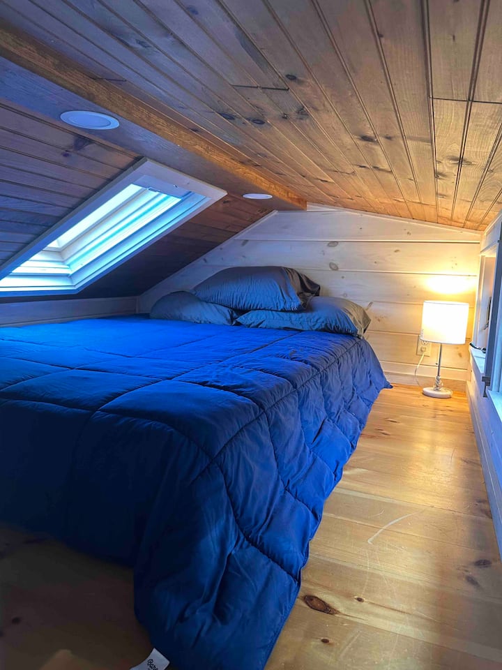 "This is the place for you. Wake up just before the sunrise, open the skylight and watch the symphony of the way life should be!" - Previous Guest