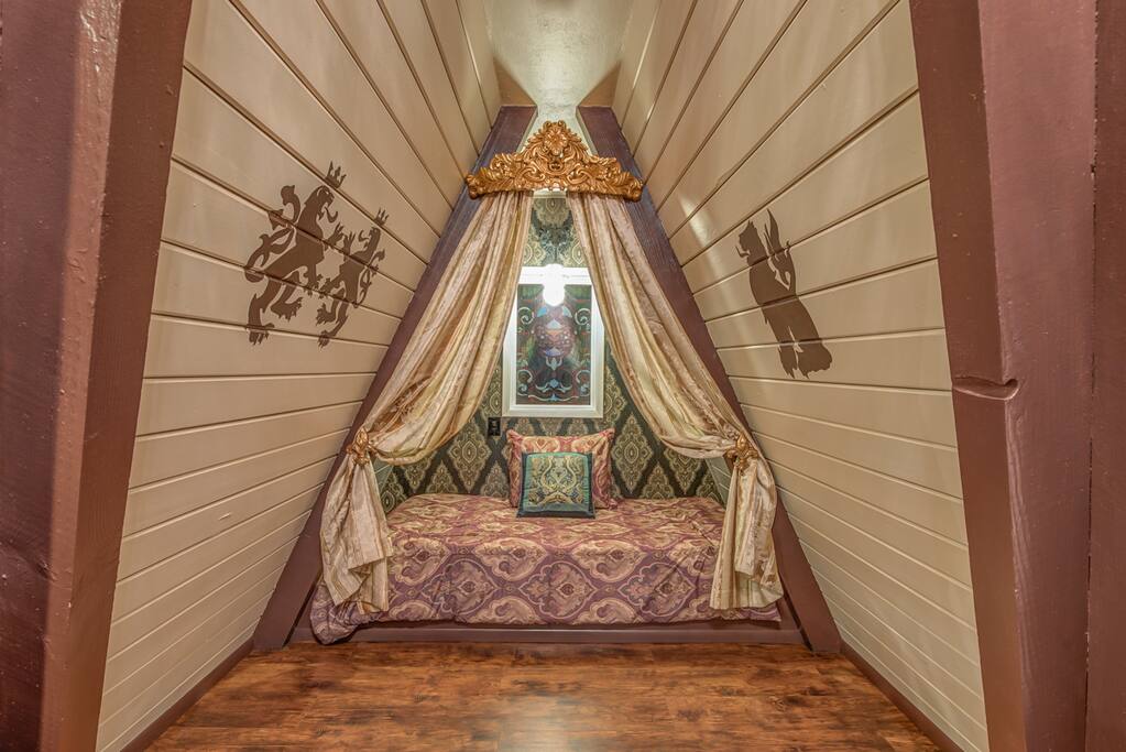 Bonus room with twin mattress (no private door)