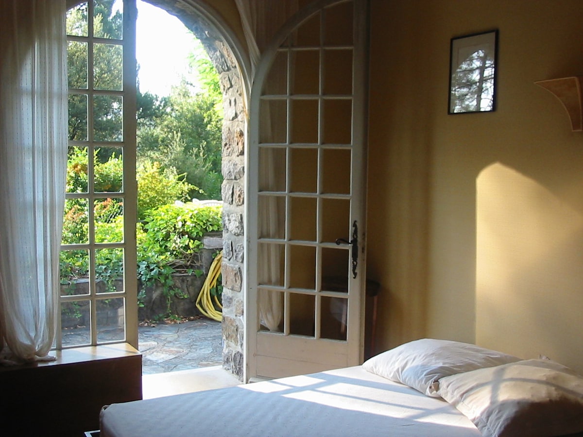 Spálňa - manželská posteľ 140 cm - 190 cm