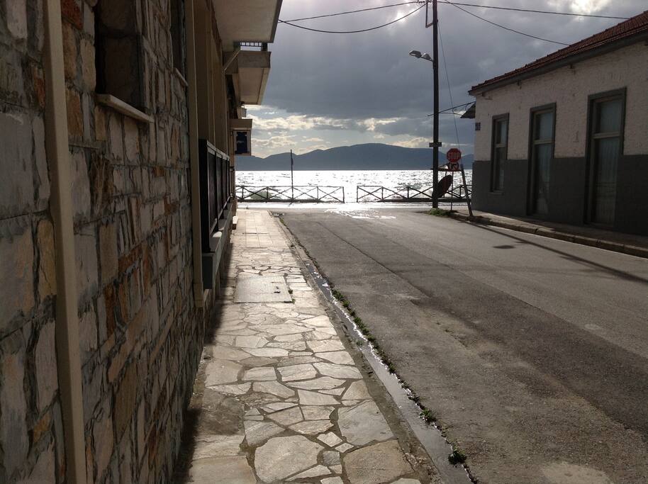 Η κεντρική είσοδος...δίπλα απο την θαλασσα..!!!