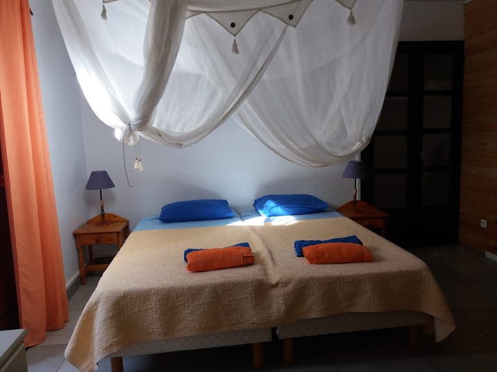 带书桌角的房间。