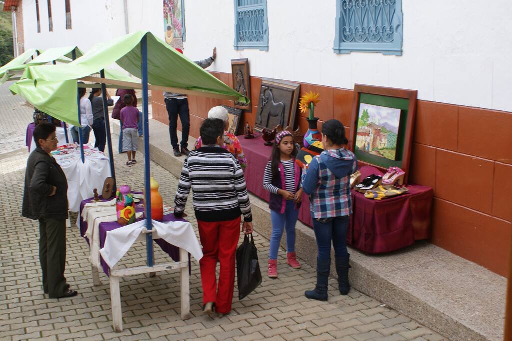Pequeño mercado artesanal en visita