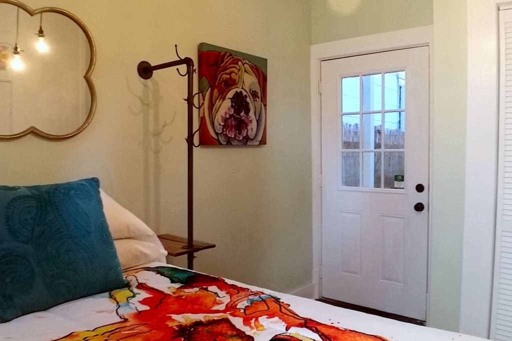 Separate entrance in the Bulldog Room