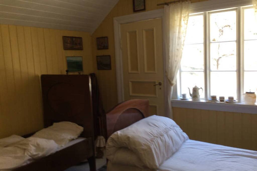 The yellow room