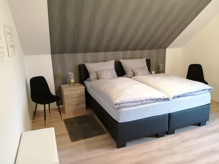 El más grande de los 3 dormitorios tiene una nueva cama box spring con verdaderos edredones y te invita a disfrutar de una experiencia de sueño especial.